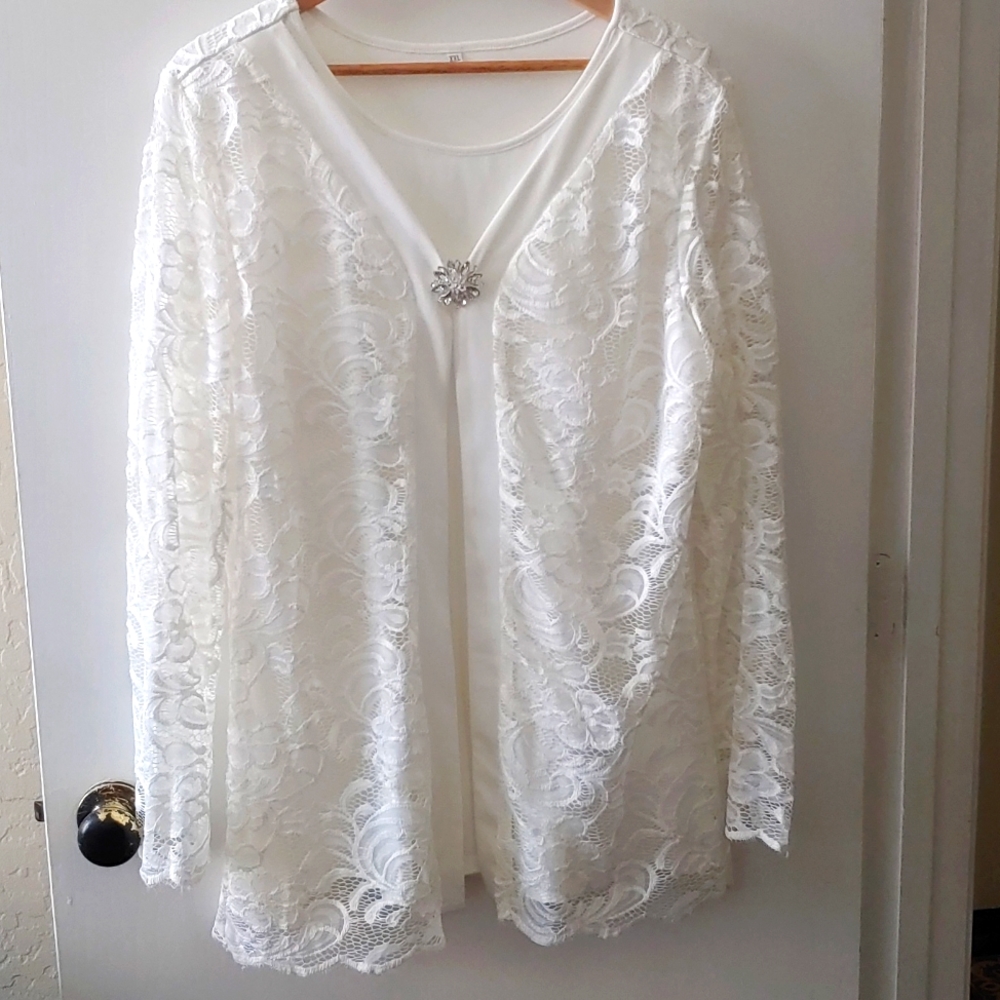 White Lace Open-Front Blazer with Decorative Brooch